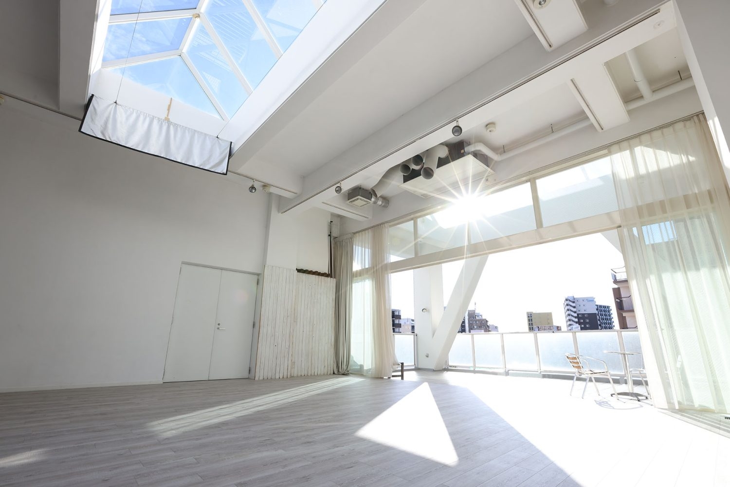 スタジオ室内とテラスの一体感