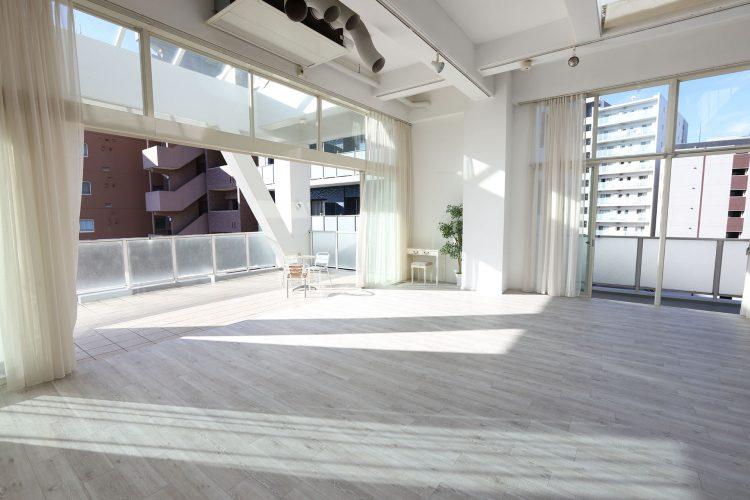 窓の高さが際立つ