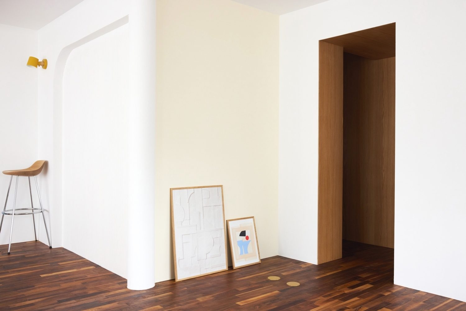 淡いクリームカラーのニュアンス壁