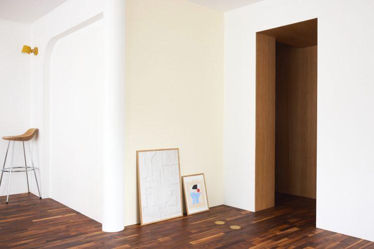 淡いクリームカラーのニュアンス壁