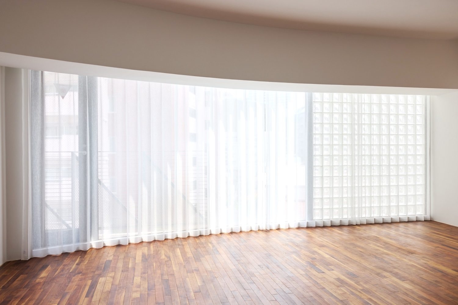 南側一面の大きな窓