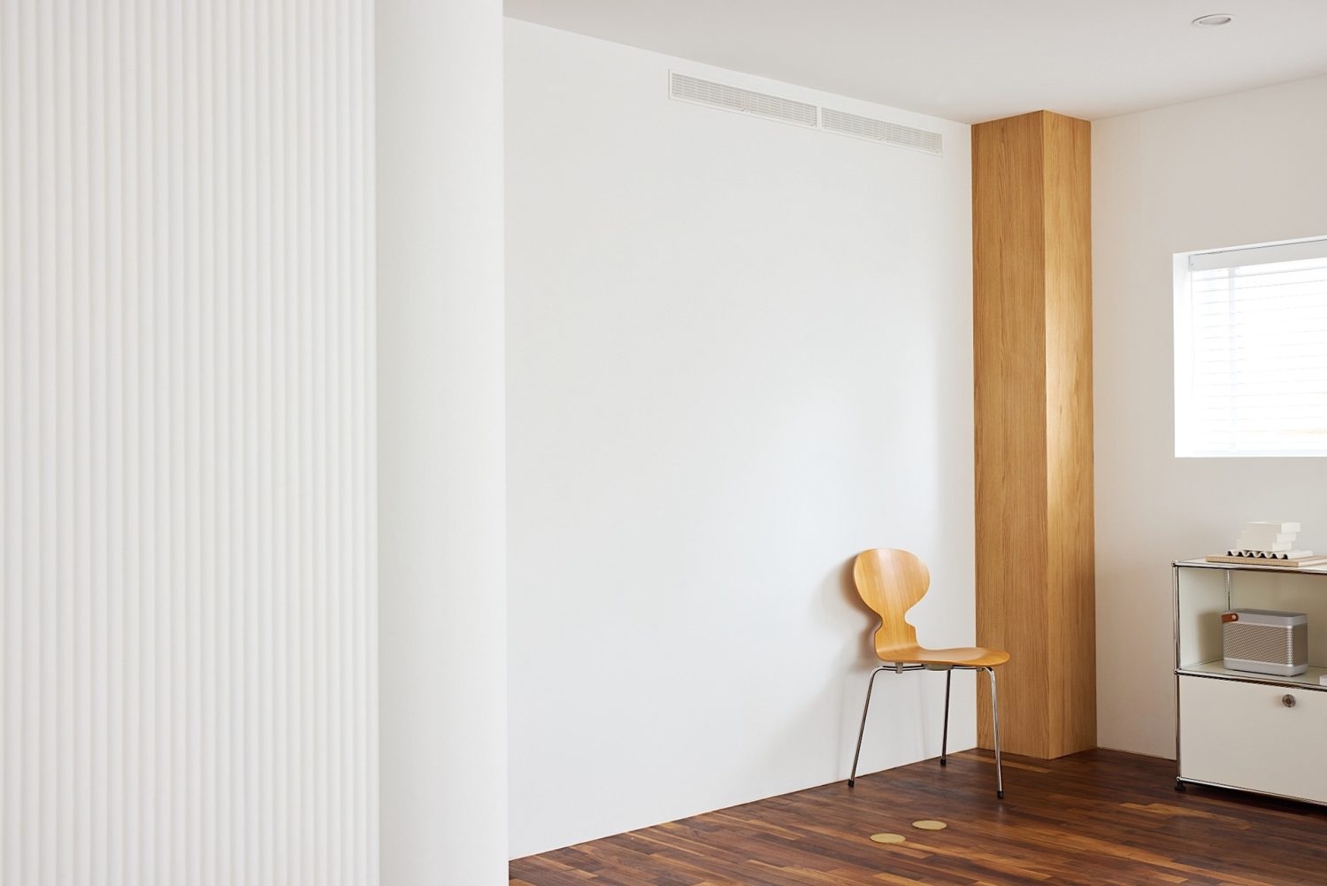 ニュアンスのある白壁と円柱