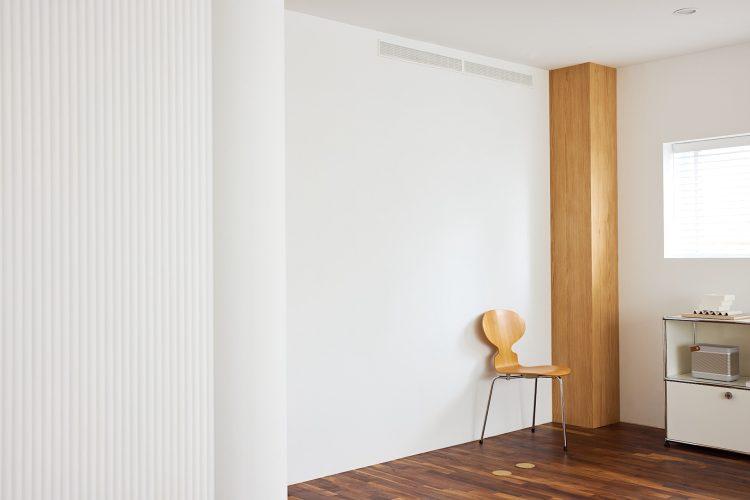 ニュアンスのある白壁と円柱