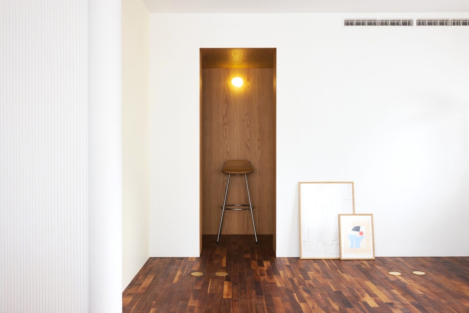 オークで囲まれた奥行きある通路