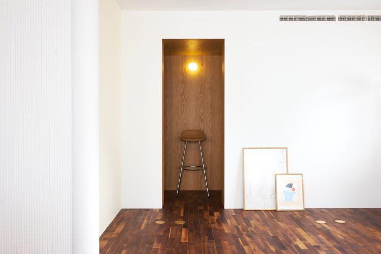 オークで囲まれた奥行きある通路