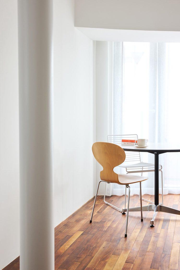 奥行きを生む白い円柱