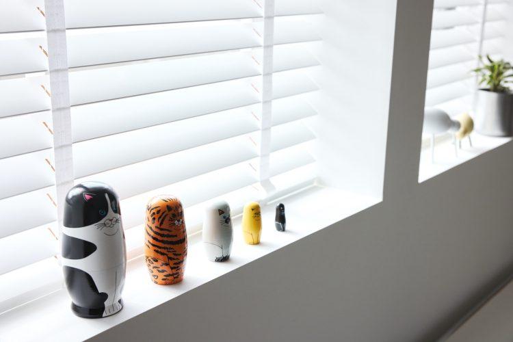 東の窓はブラインドがモダンな印象