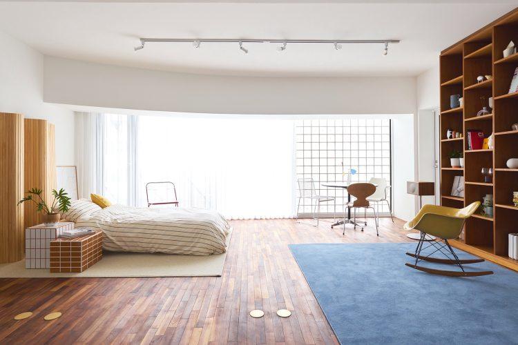 青いくすみカラーのアクセントラグ