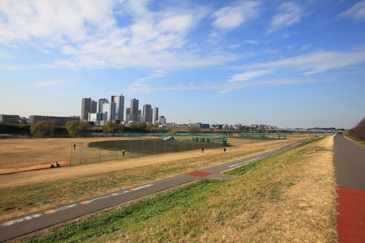 徒歩約10分の多摩川河川敷ロケと組み合わせた撮影も