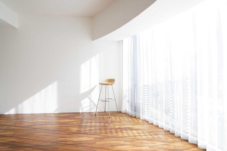 南からのサイド光が美しい白壁