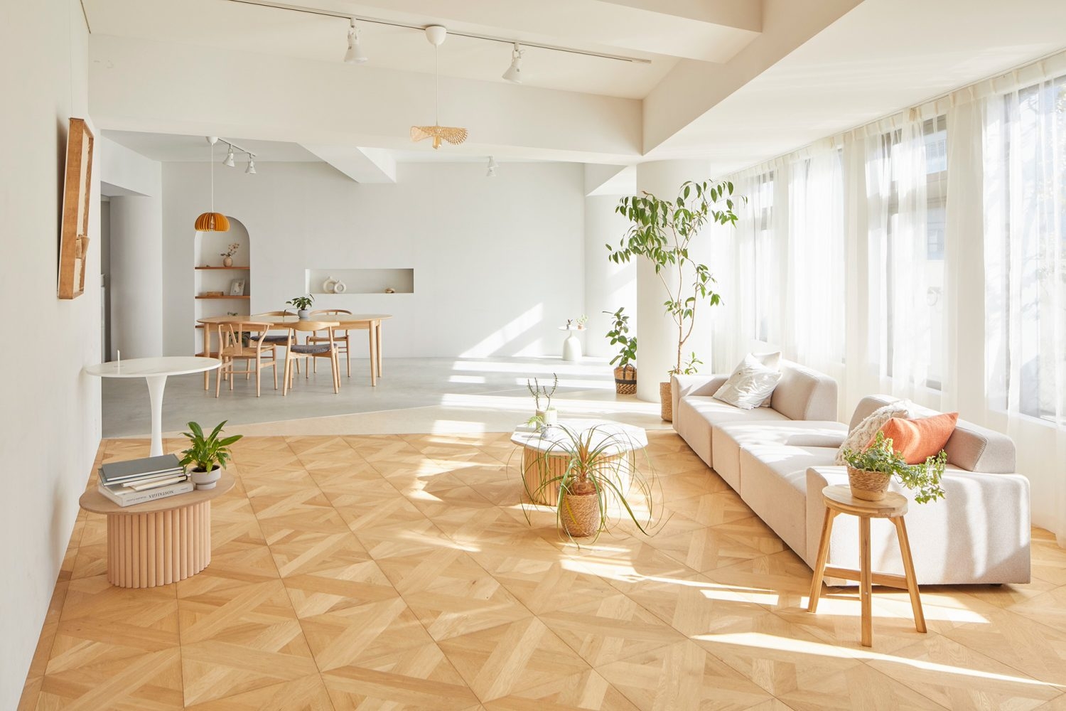 種類の違う床が繋ぐ気持ちのよい空間