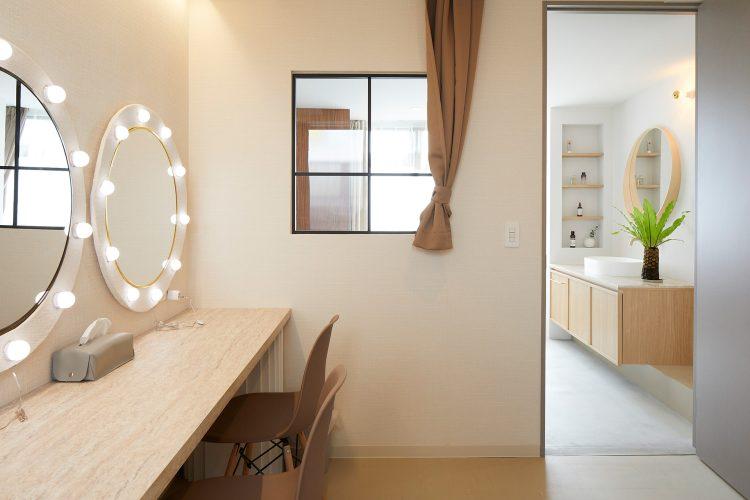 両面窓で明るいメイクルームは控室にも