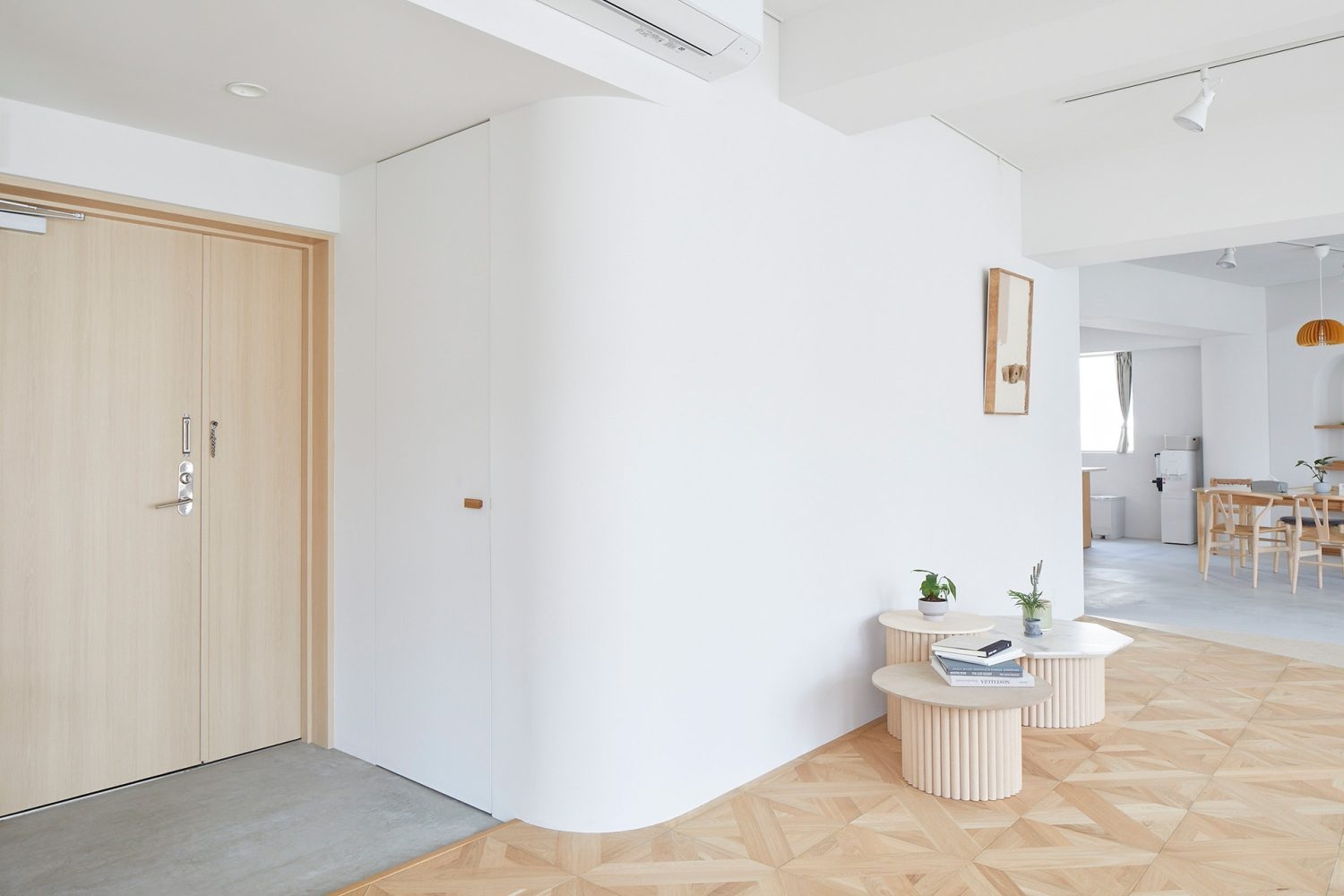 玄関からリビングの角はやわらかいアール