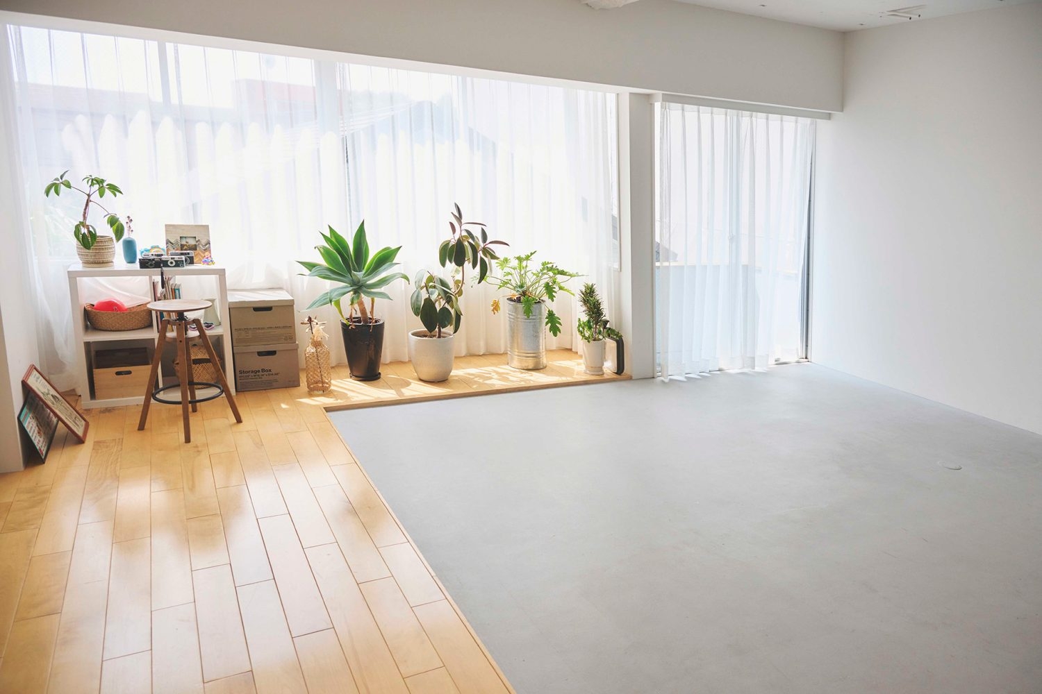 さまざまなアングルで撮れる白壁✕モルタル床