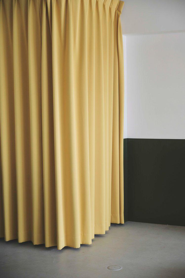 曲線状の黄色カーテンでも撮影可能