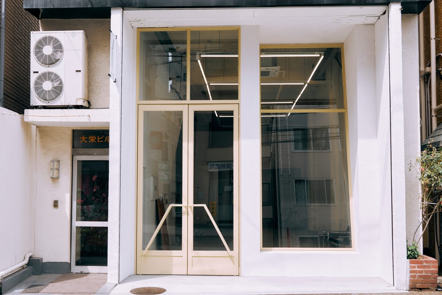 高さのあるお店のようなファサード