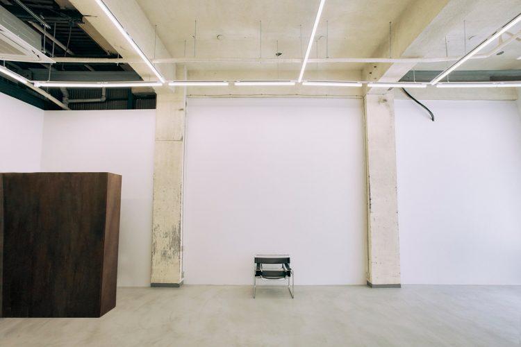 天井まで目一杯の白壁