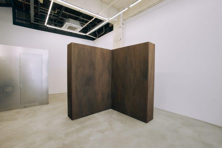 別府温泉から出る染料で染めた可動壁