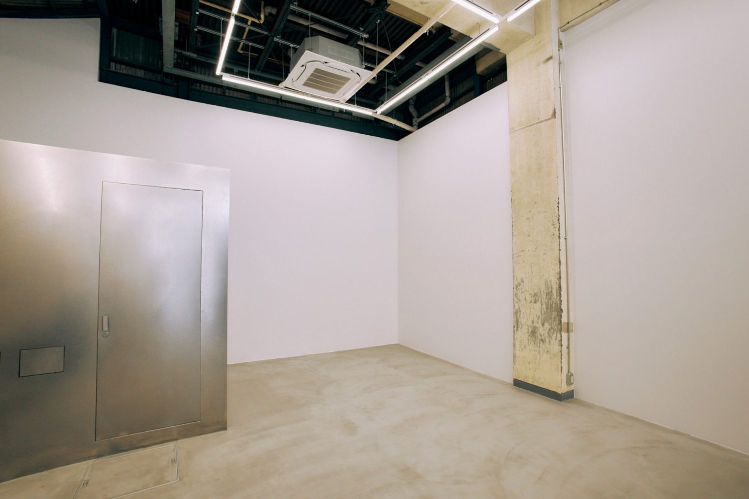 モルタル床と白壁