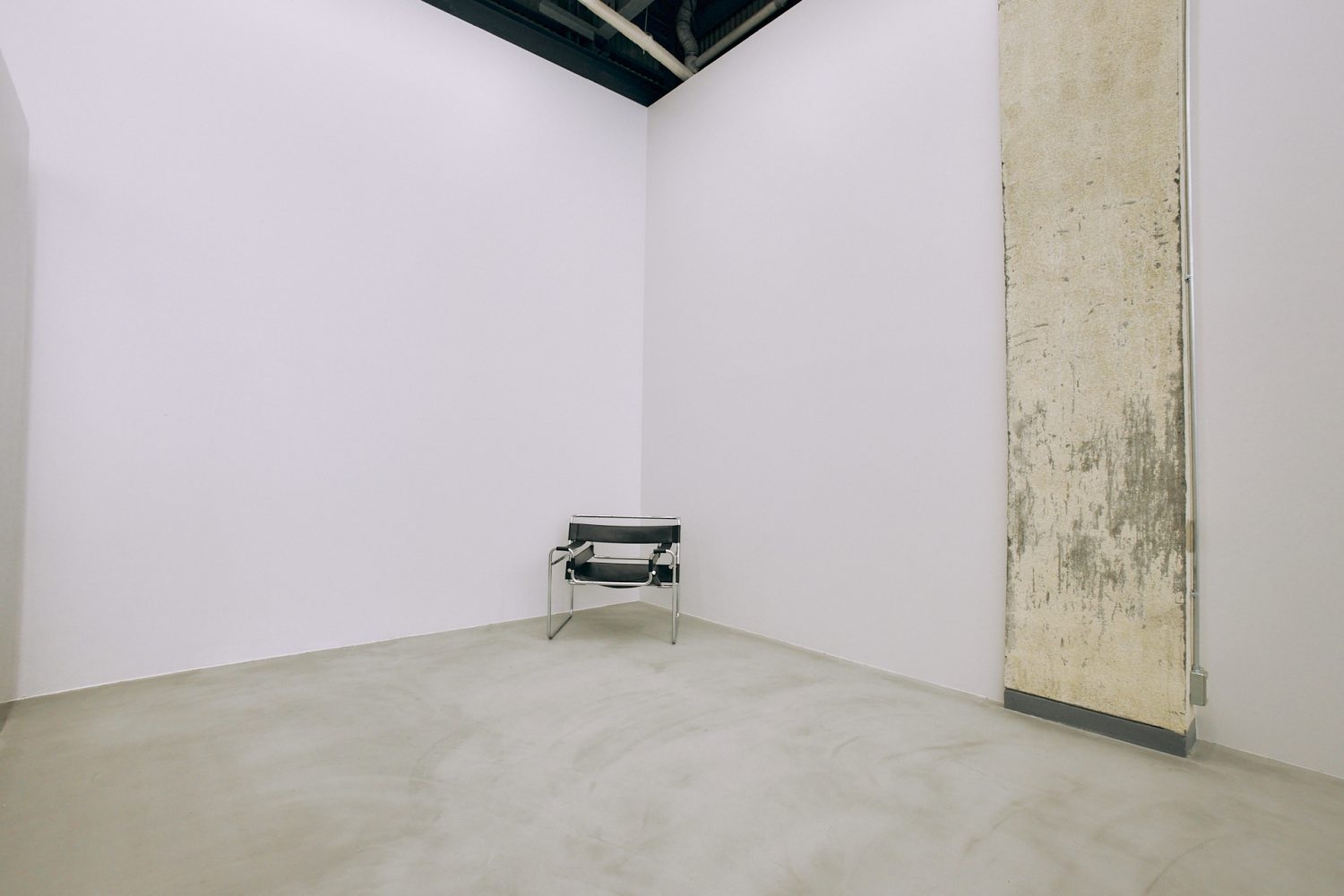 コーナーに椅子を置いて人物撮影にも