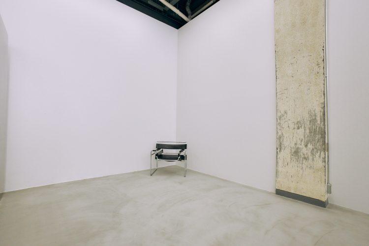 コーナーに椅子を置いて人物撮影にも