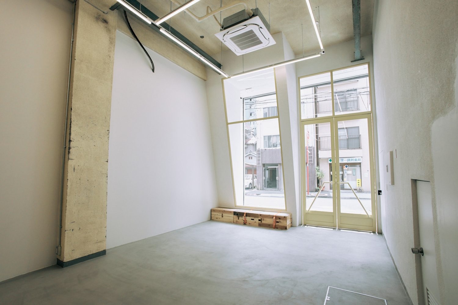 天井近くまである窓から入る自然光