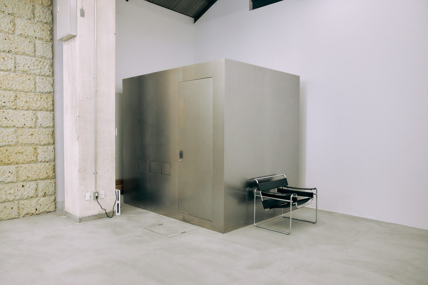 存在感のあるシルバーのトイレは背景にも