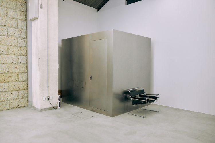 存在感のあるシルバーのトイレは背景にも