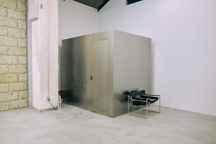 存在感のあるシルバーのトイレは背景にも