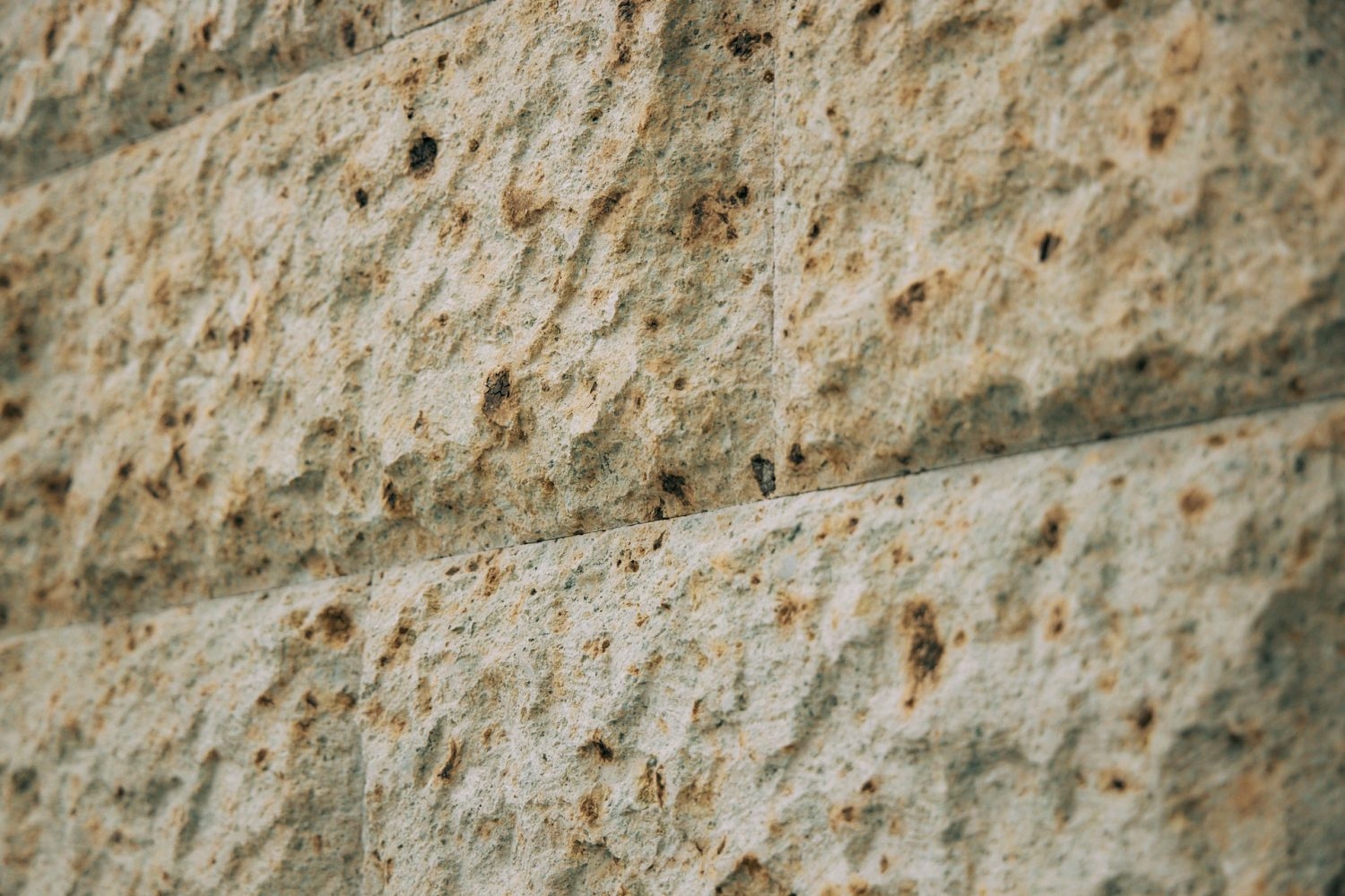 表情のある大谷石