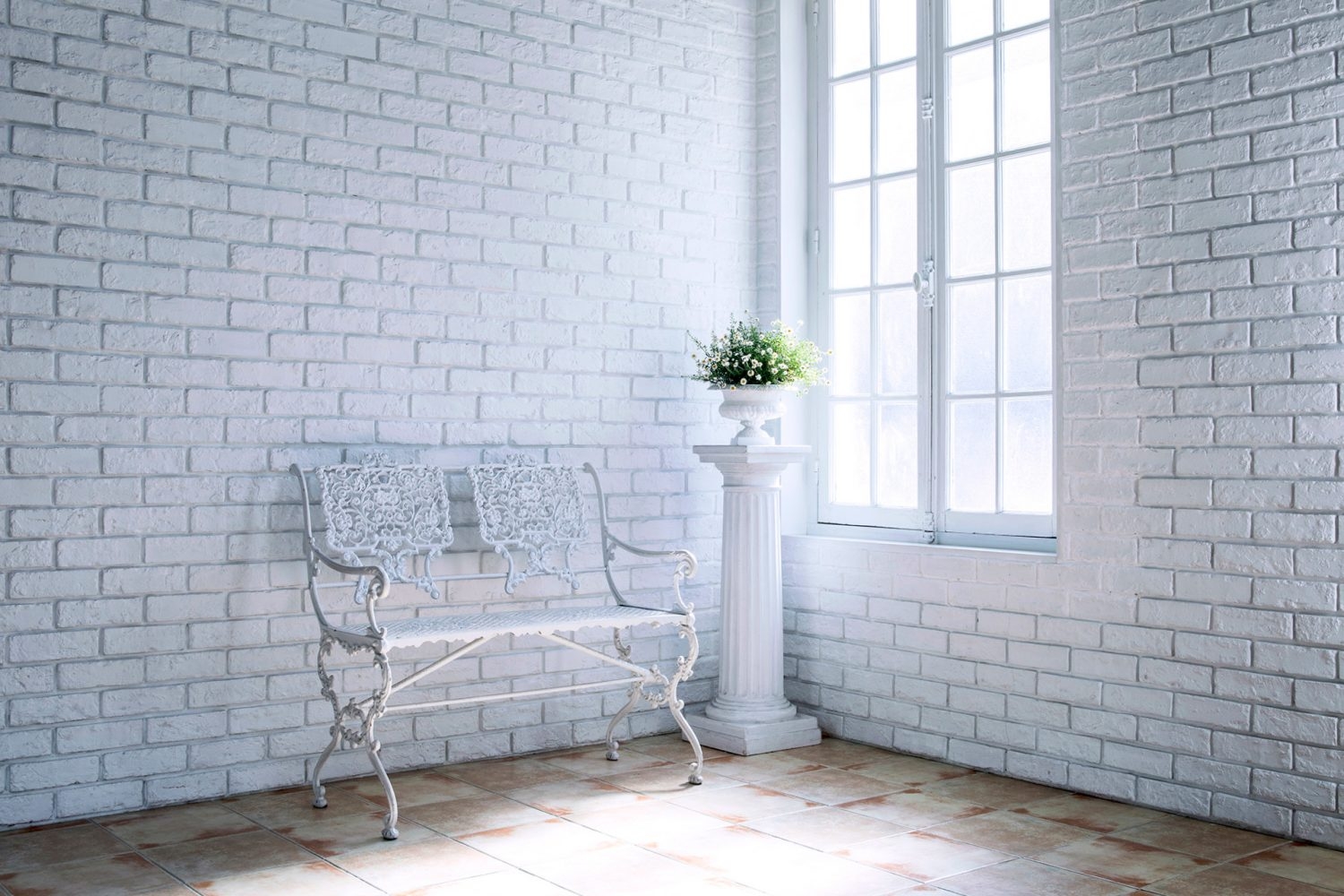 白レンガ調の壁と大きな窓 / 床はタイル