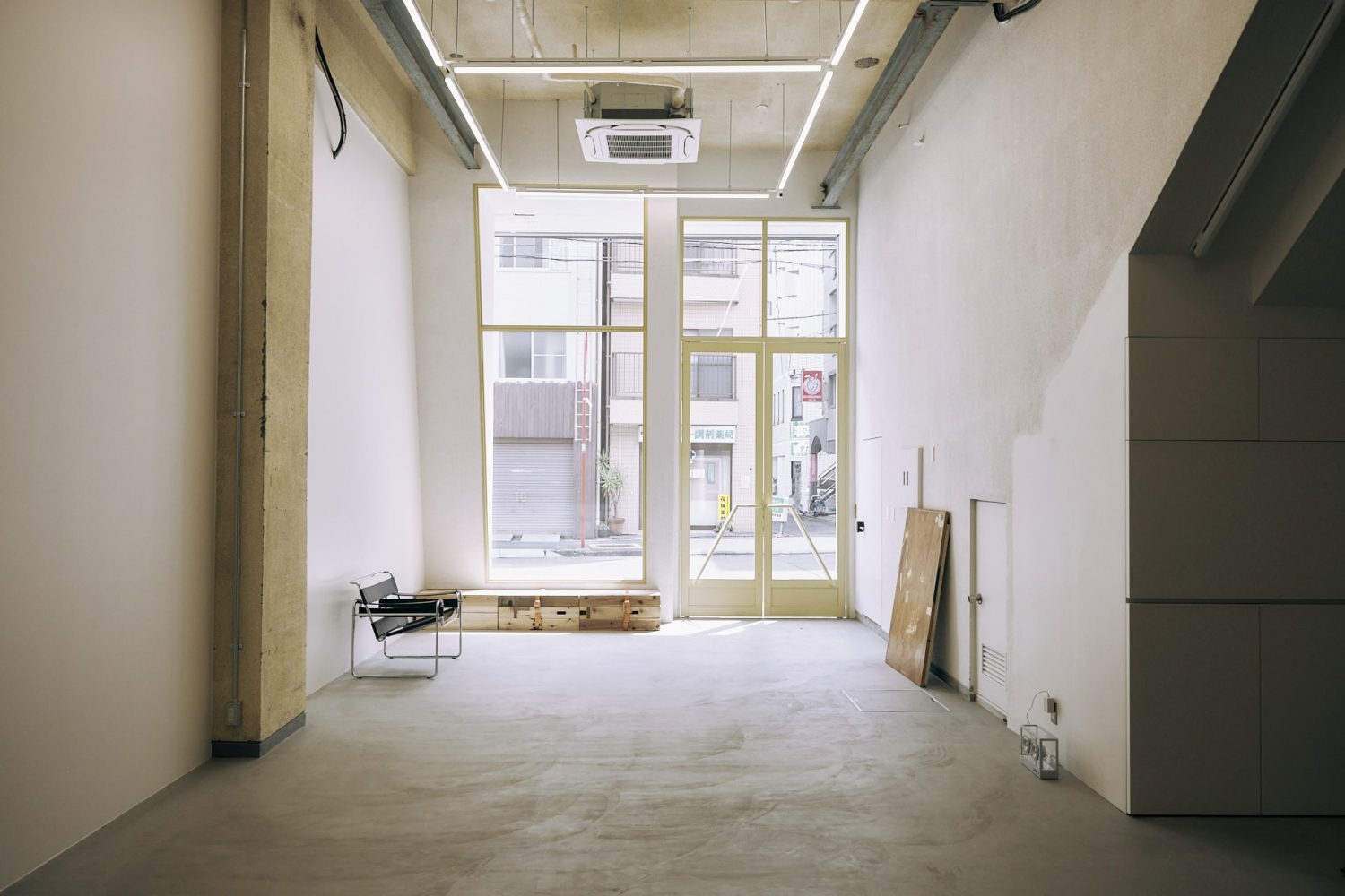 路面に面した開放的な入口