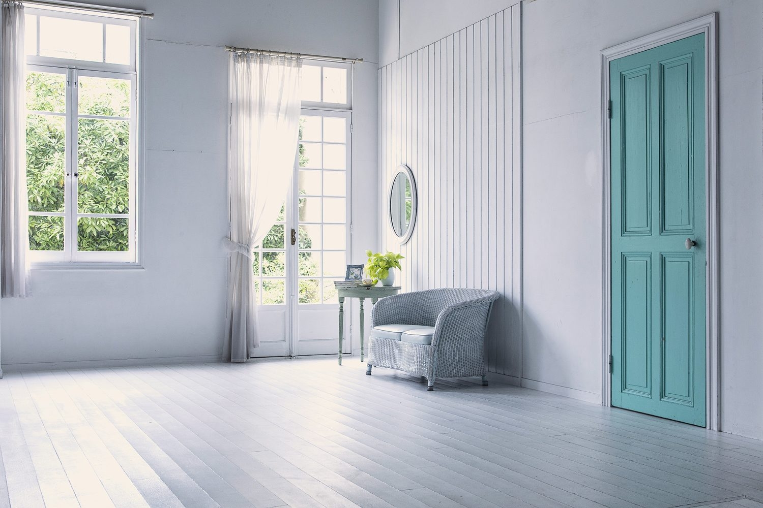 白い空間に映えるドアのカラー