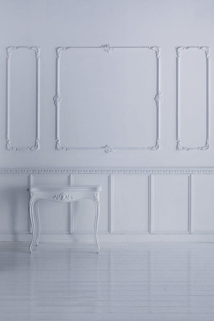 モールディングが施された白壁