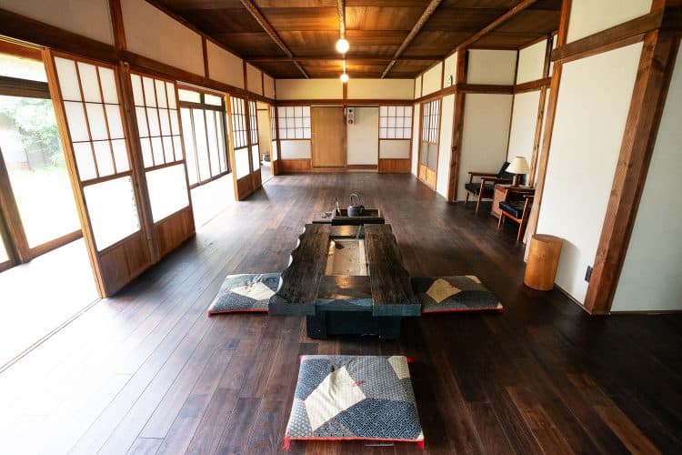 1F 大部屋の逆サイドと囲炉裏