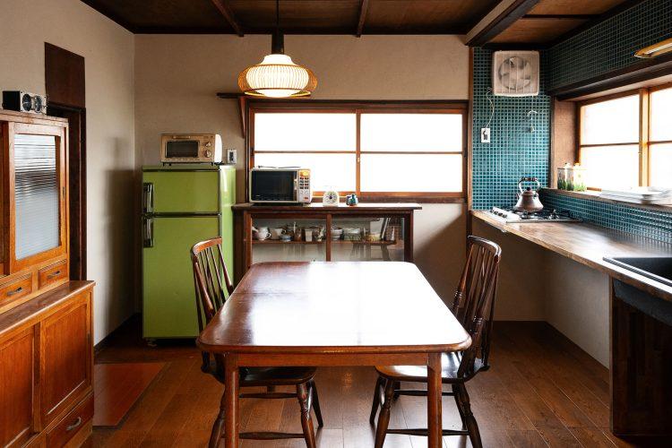 タイル張りのキッチンとダイニングセット