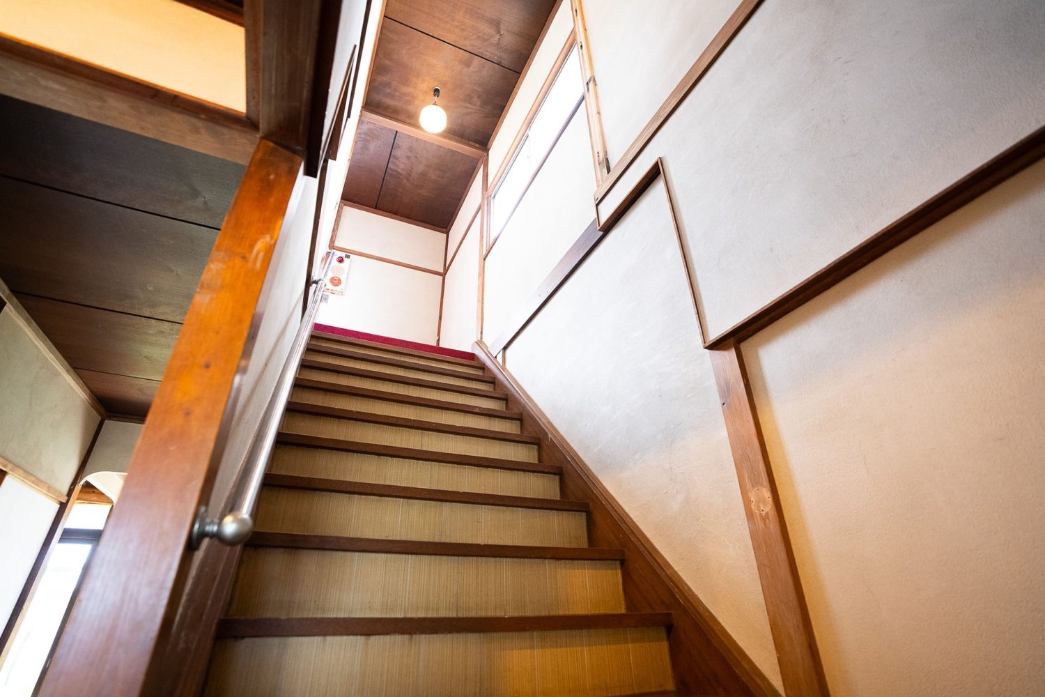 2Fへの吹き抜け階段(幅1.2m)