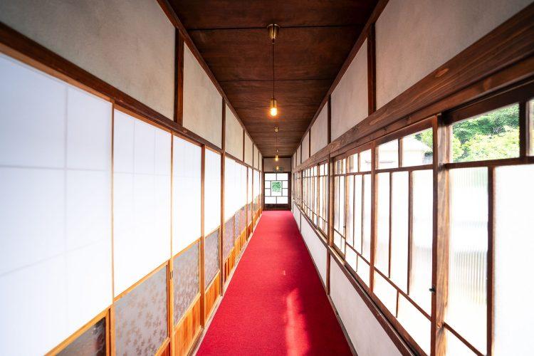 2F 庭側 レッドカーペットの廊下