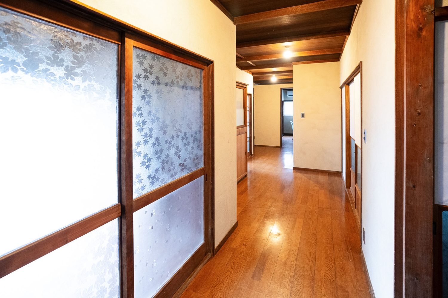 1F メイクルーム前の廊下