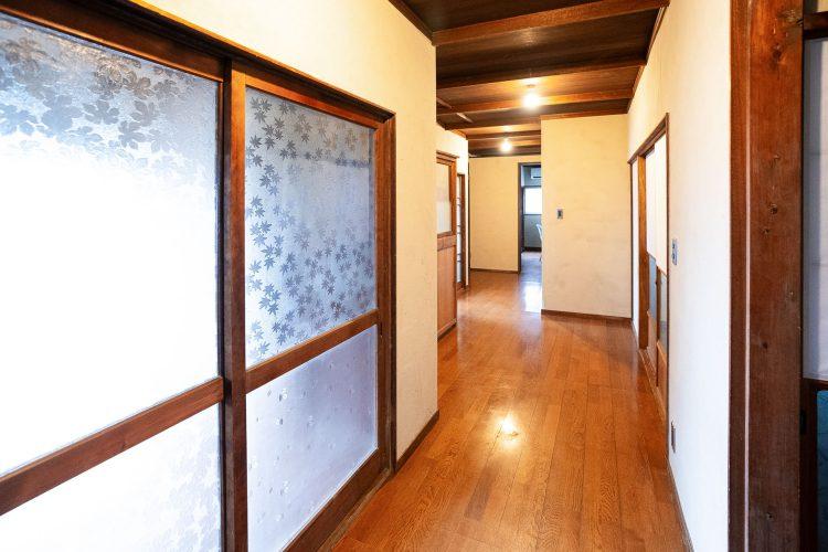 1F メイクルーム前の廊下