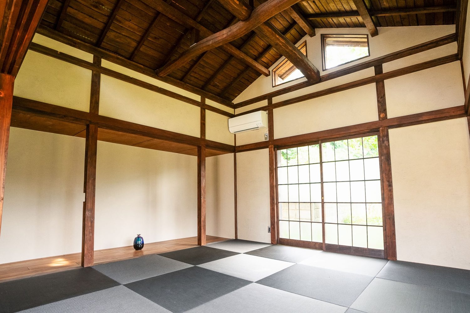 離れ内観 梁を出した屋根と天窓