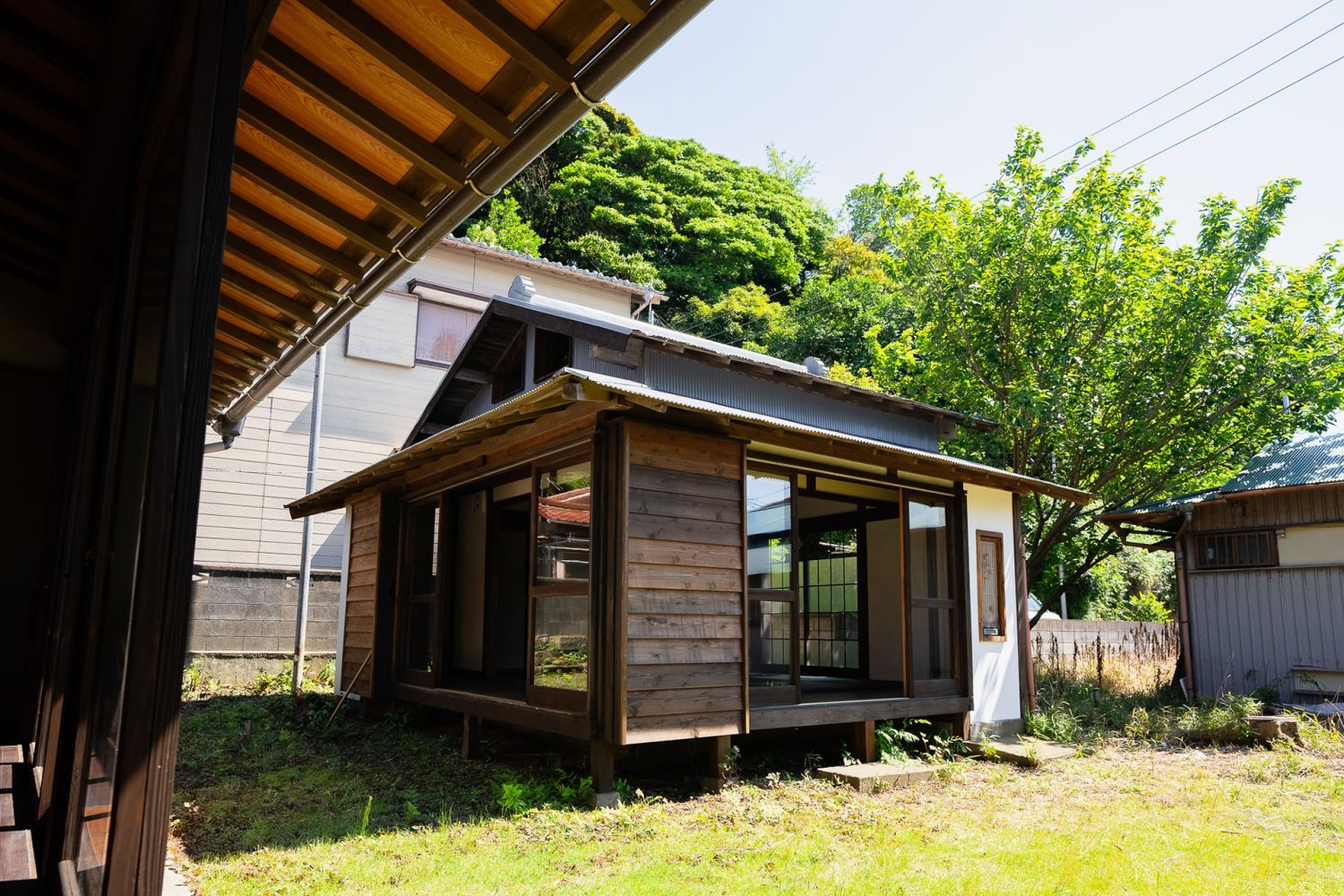 母屋から見た離れ L字2面の縁側