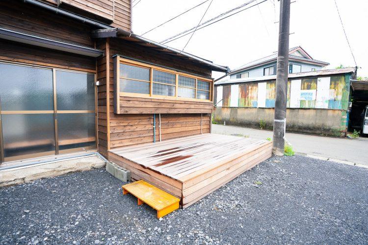 1F キッチンの窓とウッドデッキ