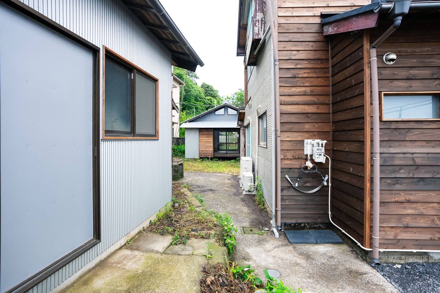 スタジオ裏手(奥の建物が離れ)