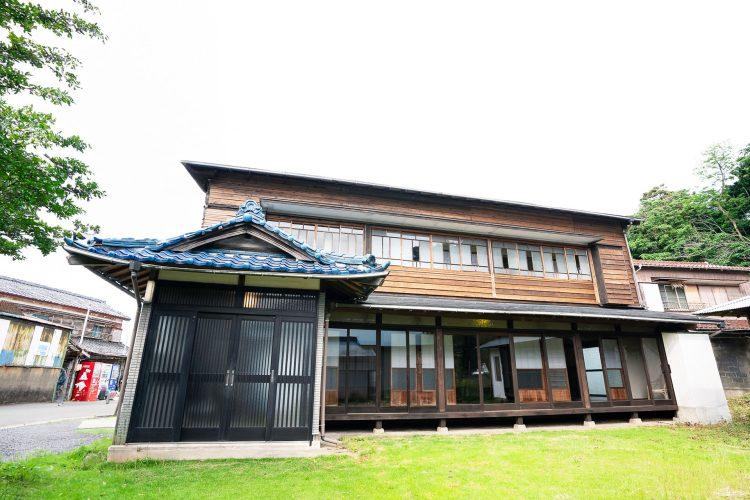 スタジオヒラメ邸 母屋外観と庭