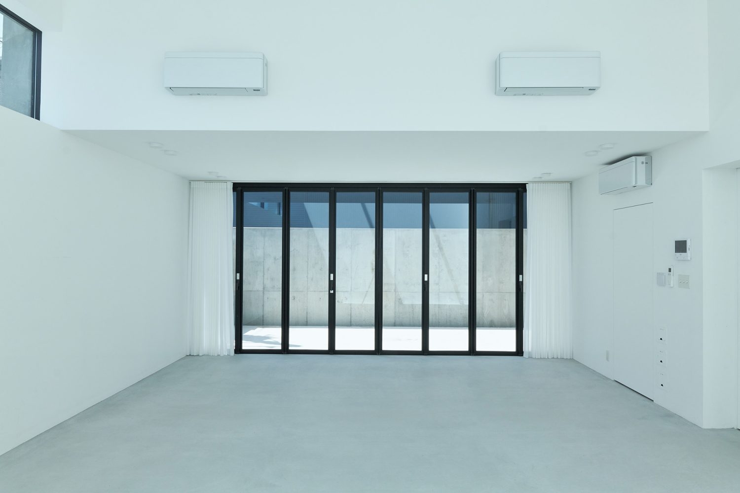 テラス側の窓は蛇腹の開閉式