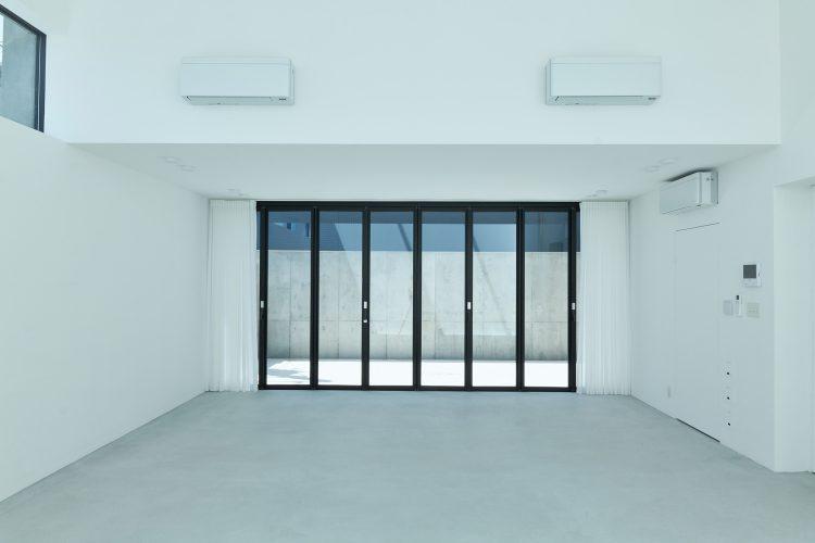 テラス側の窓は蛇腹の開閉式