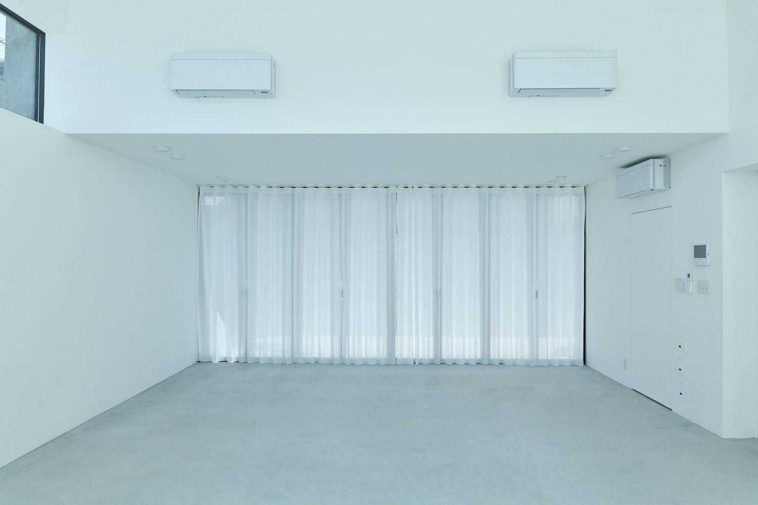 やわらかいカーテンで光の調整も