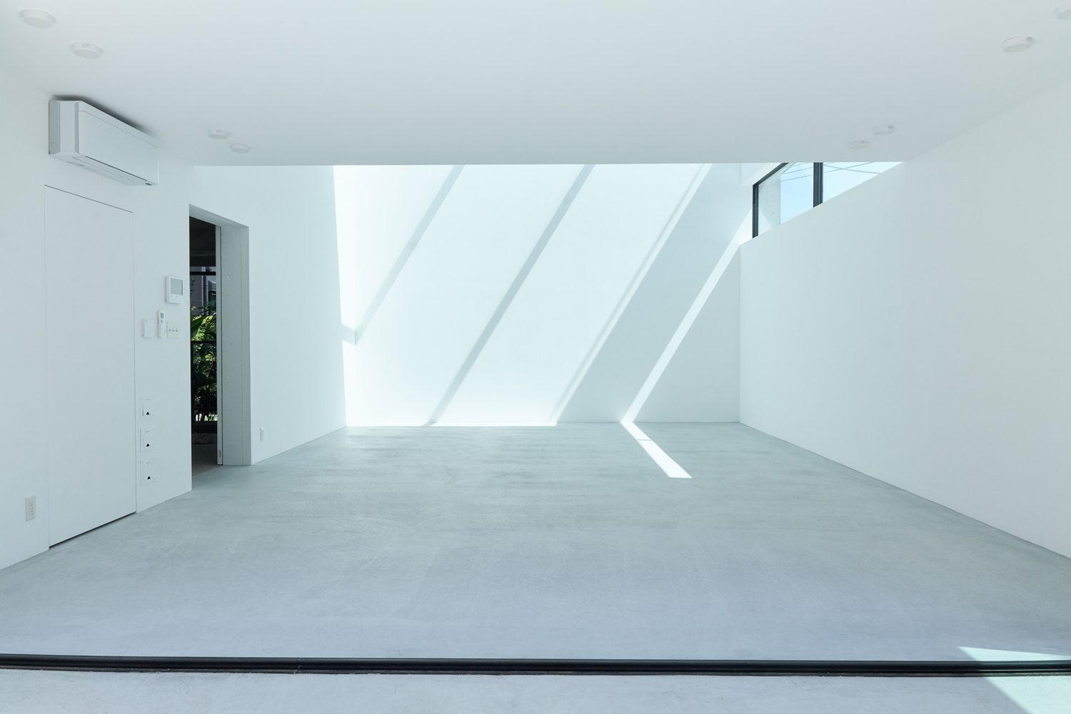 蛇腹の窓を左右に寄せて撮影も可能