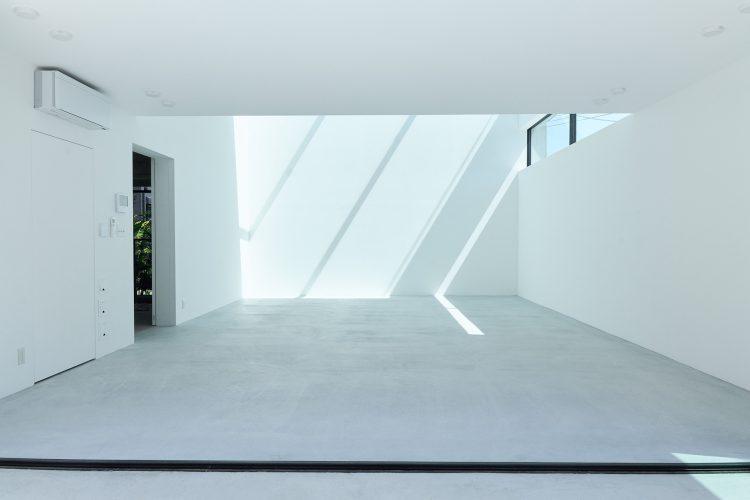 蛇腹の窓を左右に寄せて撮影も可能